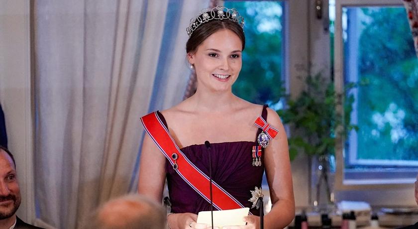 挪威公主披「百年皇冠」拍美照！原來是來自曾曾祖母的收藏