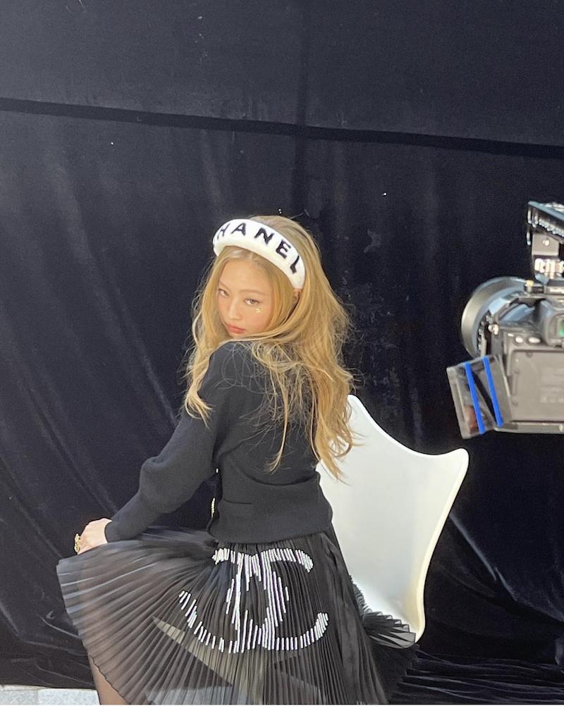 另一套未曝光的造型Jennie則是穿著透紗裙。（截自jennie IG）