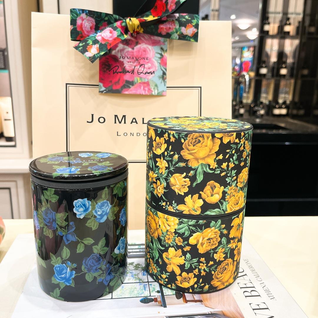 Jo Malone London夜來香與白芷香氛工藝蠟燭300g/5,200元，Richard Quinn的花卉圖騰體現在陶瓷瓶器上，皆在英國製作生產。