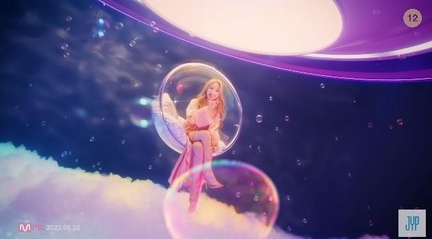 TWICE 娜璉單飛造型藏玄機！這件「連身熱褲」竟是浴巾改造