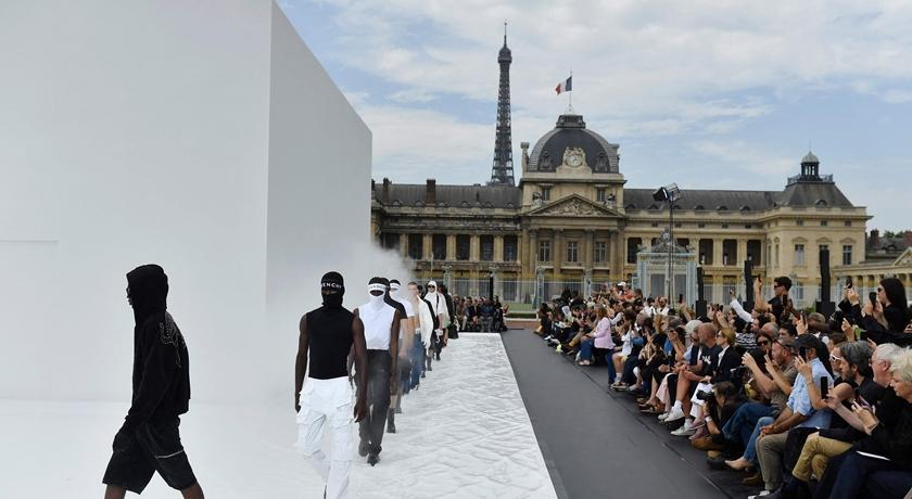 馬修威廉斯領軍Givenchy首登巴黎男裝週！台上乾冰溢出有如在水面上行走