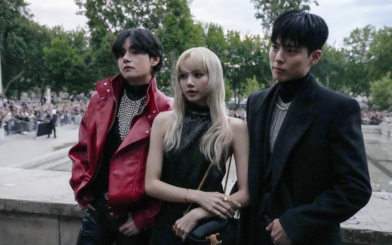 左起：BTS V、Lisa、朴寶劍三人在巴黎Celine時裝秀場外造成了追星風潮。