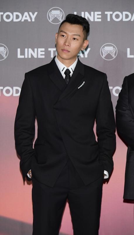 瘦子E.So不對稱的西裝來自1017 alyx 9sm，剪裁在安全路線中有所突破，褲管塞進去靴子裡的細節也很特別，佩戴FRED珠寶也點綴得恰如其分，整體造型很符合金曲獎的氣氛：有點活潑、有點潮。