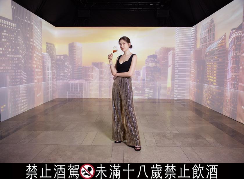 許瑋甯受邀擔任蘇格登最新酒款『蘇格登醇金13年單一麥芽威士忌』的代言人，系列形象照曝光後被讚女神。