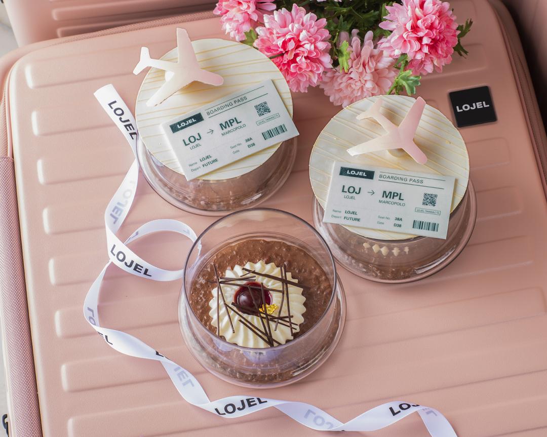法國經典甜點米布丁搭配機票和飛機裝飾，彷彿一秒飛到巴黎。