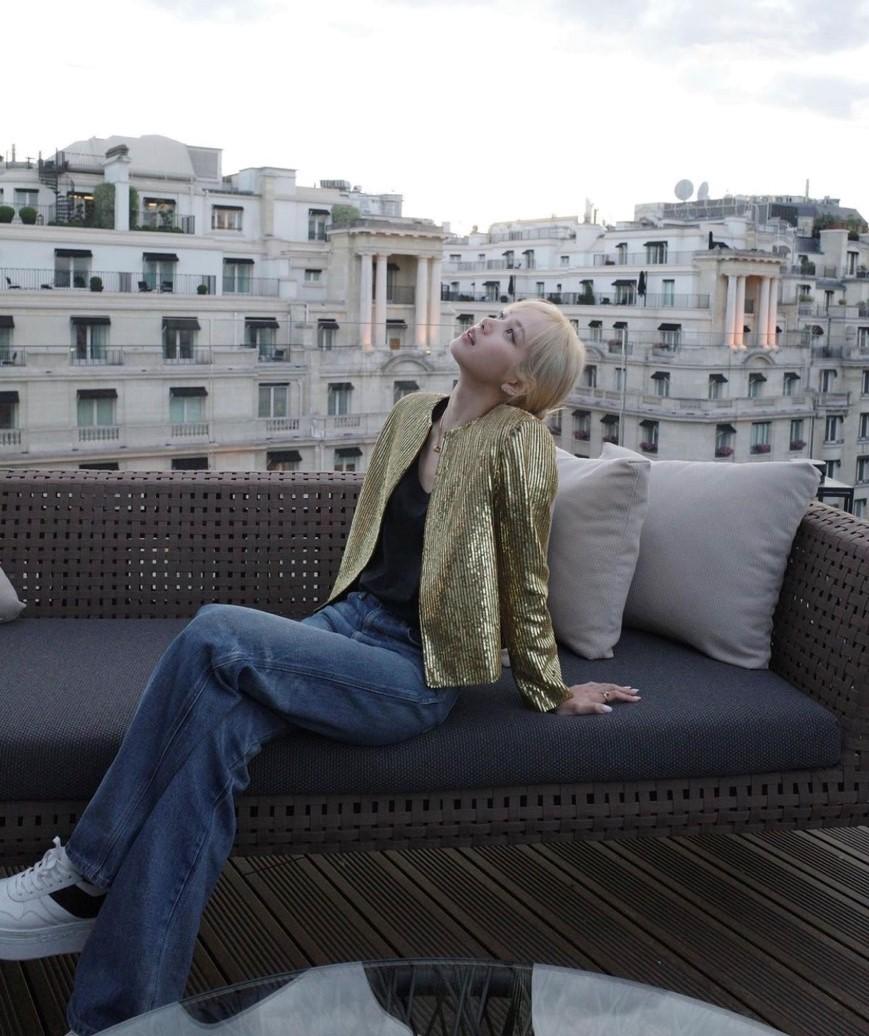 據悉這些是六月Lisa受寶格麗之邀前往巴黎參加珠寶發表時所拍。