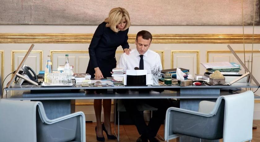 法國人有多浪漫？總統馬克宏辦公桌上「品味露餡」被抓包！ 