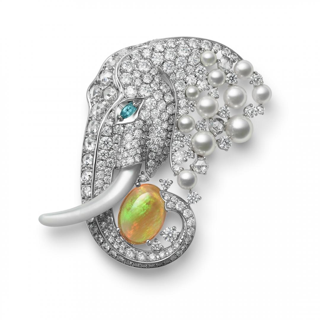 MIKIMOTO Wild and Wonderful頂級珠寶系列大象造型蛋白石胸針，18K白金鑲嵌日本Akoya珍珠、蛋白石、碧璽、珍珠母貝、鑽石，價格店洽。