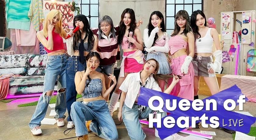 TWICE在新歌〈Queen of heart〉的造型，大走高校辣妹風。