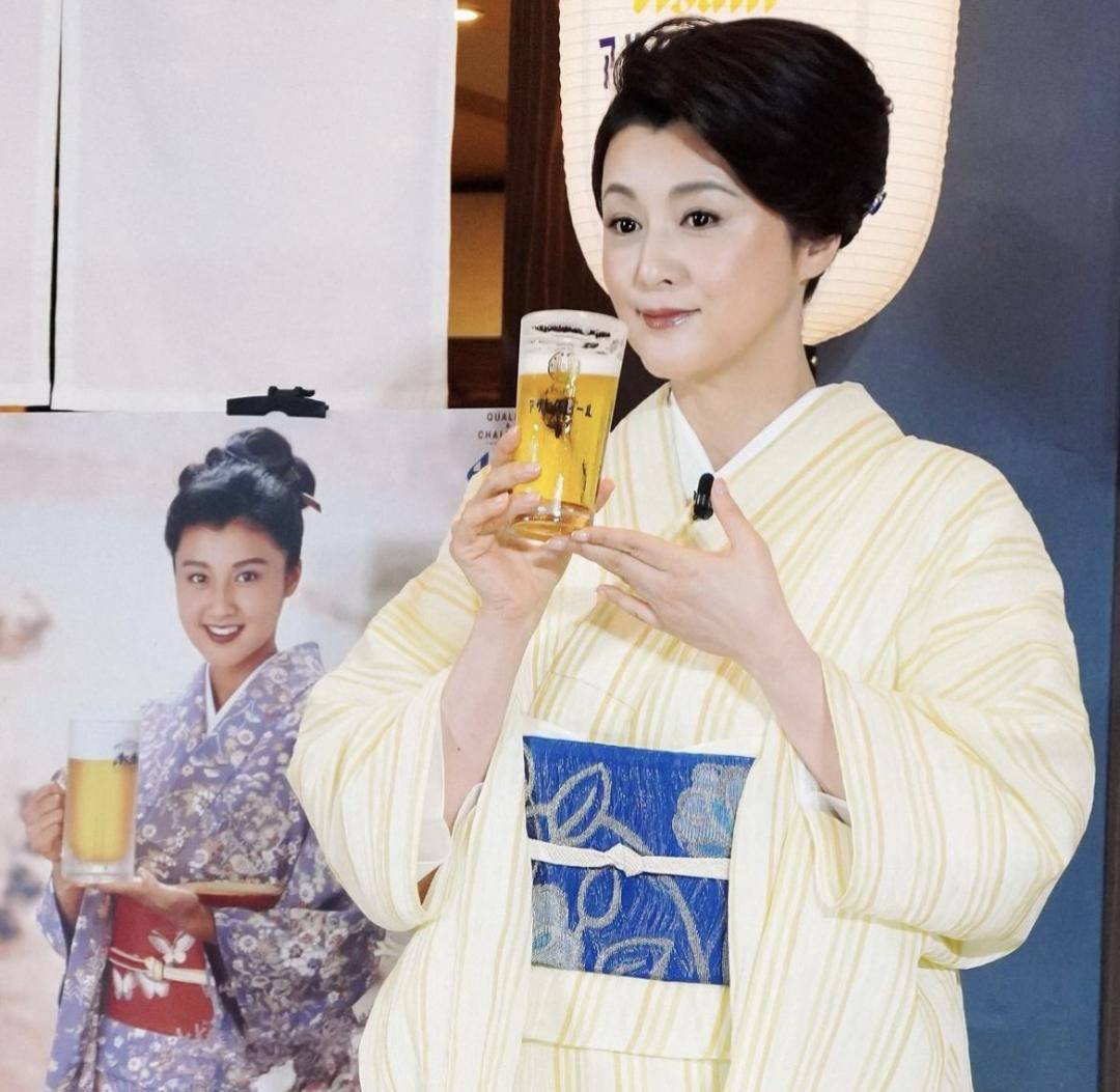 藤原紀香出席代言活動，現場擺放了她28年前為品牌拍攝的廣告照。