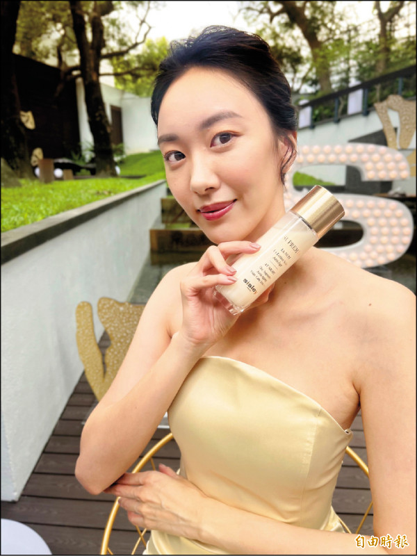 為肌膚做好浸潤保濕，可有效提升後續保養成分的吸收效果。（記者邱巧貞攝）