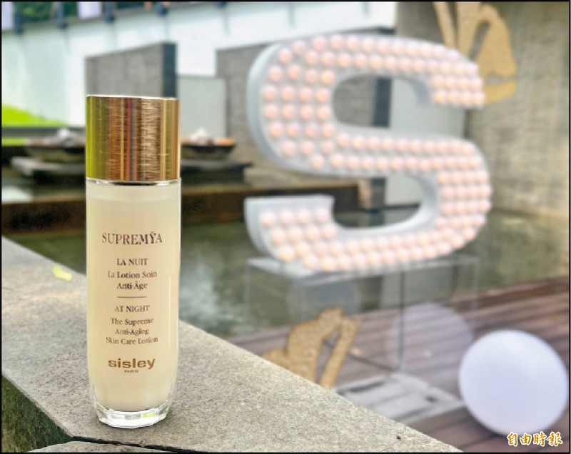 Sisley極致夜間奇蹟修護前導水精華140ml／7,700元。（記者邱巧貞攝）
