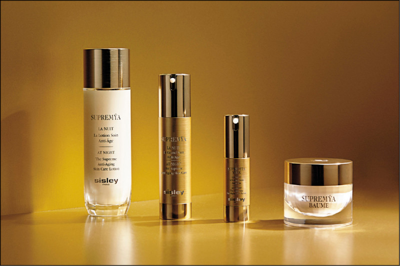 Sisley Supremÿa極致夜間奇蹟系列共有水精華、精華、眼霜、乳霜。
