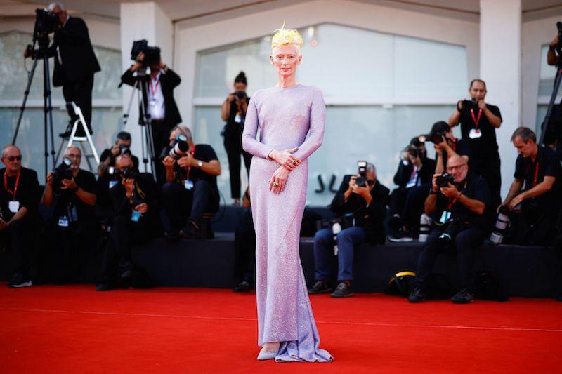 Tilda Swinton的紫色禮服以華麗感十足的材質吸引目光。（路透）