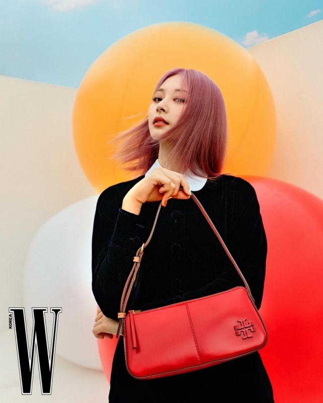 周子瑜本月獨自登上韓國版時尚雜誌《W KOREA》。（截自wkorea IG）