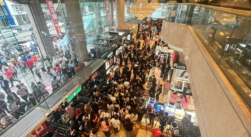 週年慶「百貨風向球」南西店熱鬧開跑。（記者劉雅嫺攝）