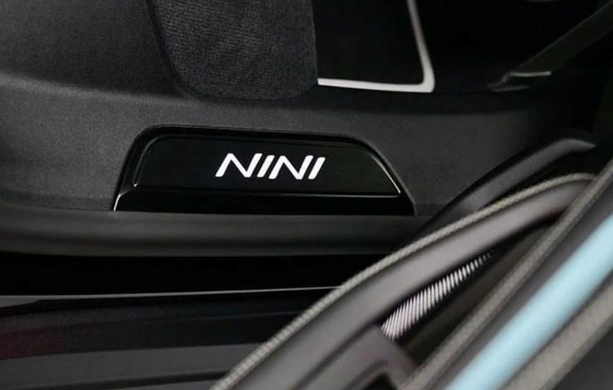 車子裡還有Jennie的暱稱「Nini」。