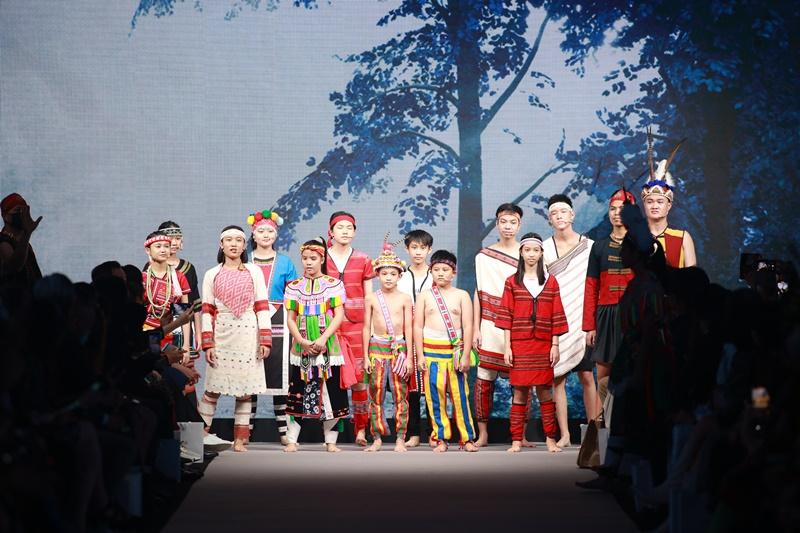 邀請臺北市原住民族合唱團演出，以清亮莊嚴的歌聲為大秀揭開序幕。