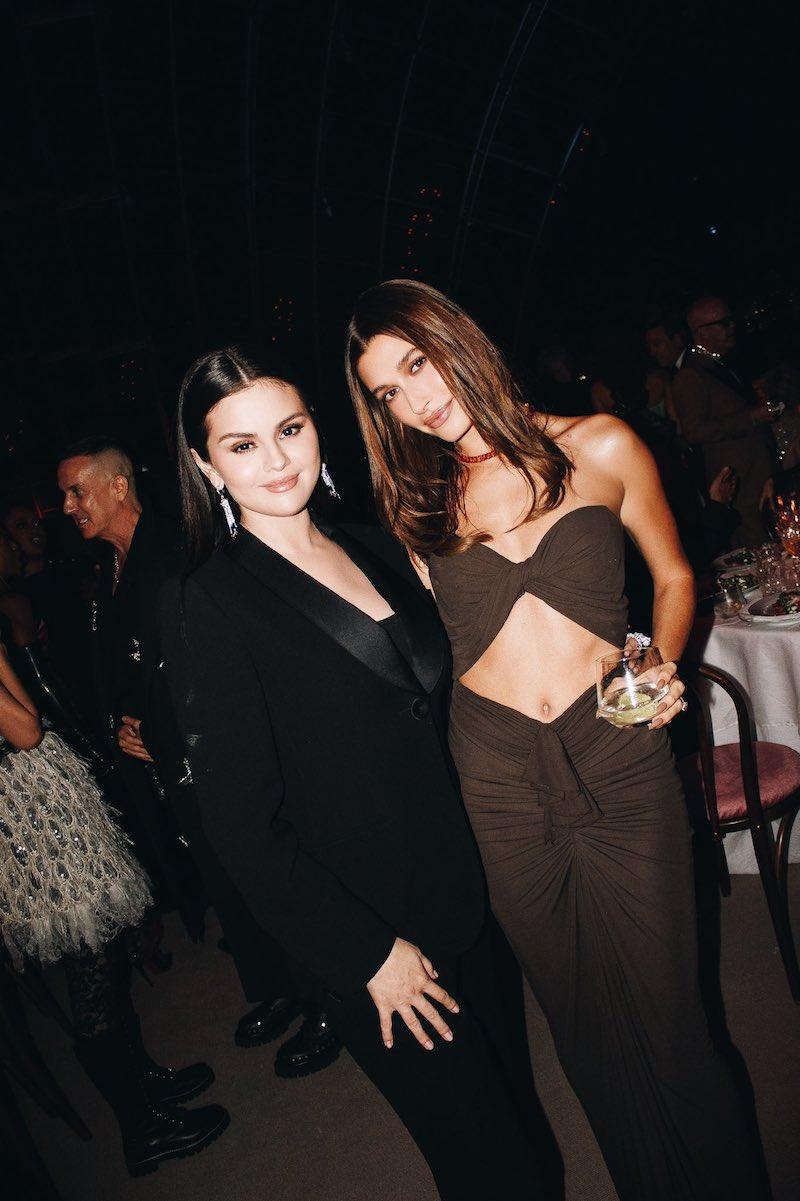 Selena Gomez與Hailey Bieber留下難得的同框合照。（截自twitter）