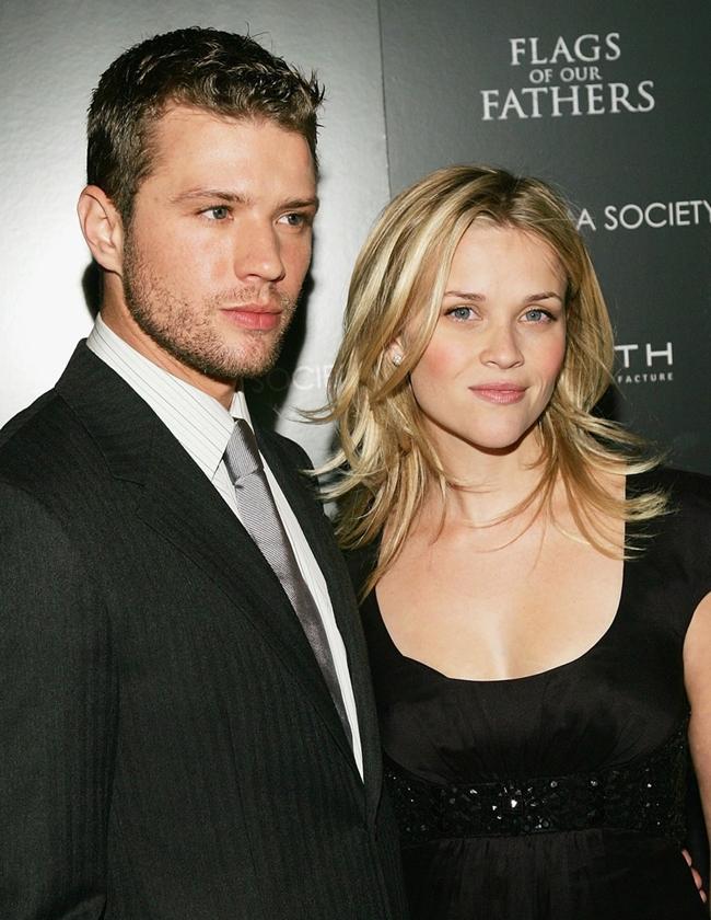 瑞絲薇絲朋和前夫瑞恩菲利普育有一子一女，兒女也都複製爸媽的高顏值。