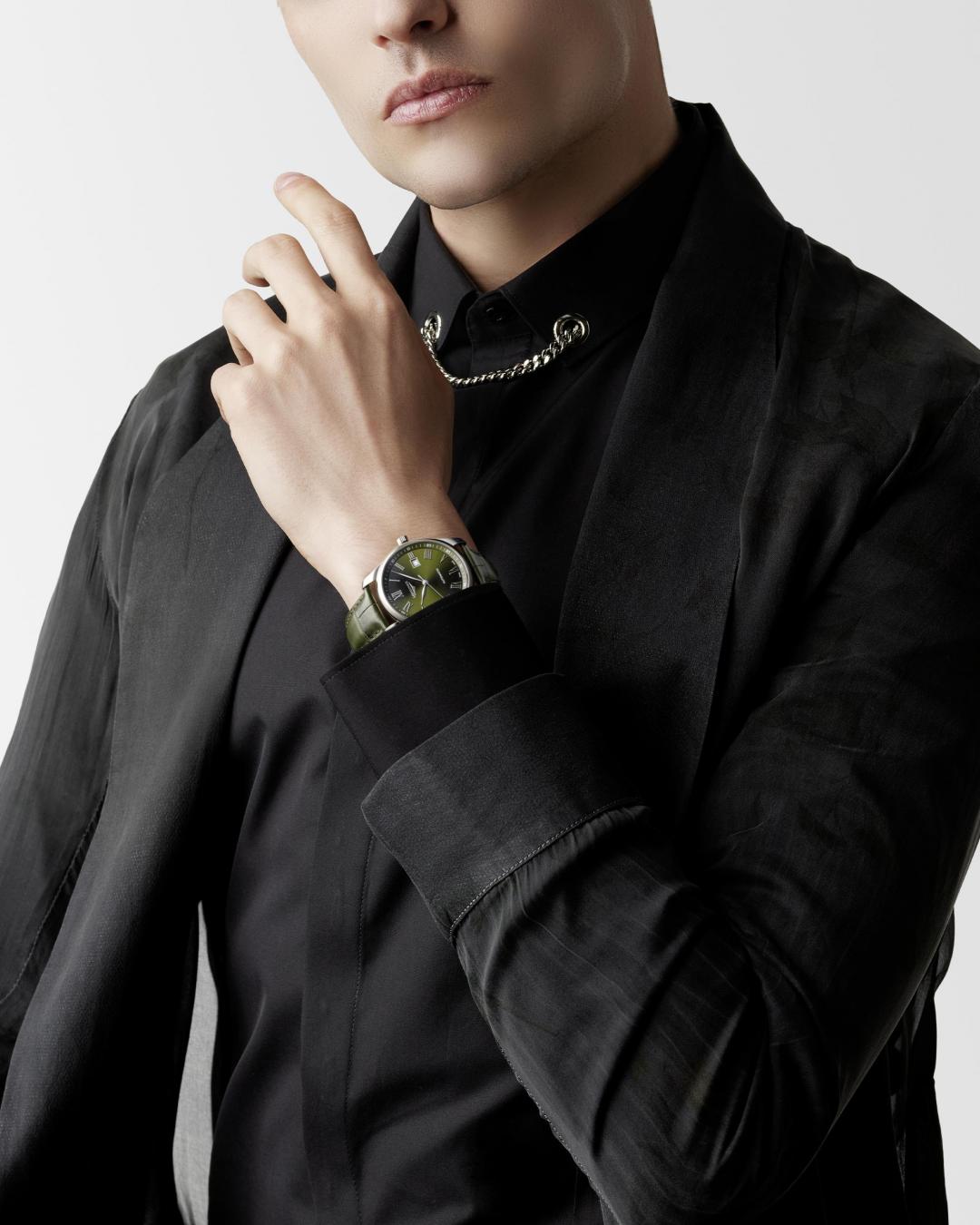 浪琴Master巨擘系列42毫米橄欖綠色錶盤，72,600元。