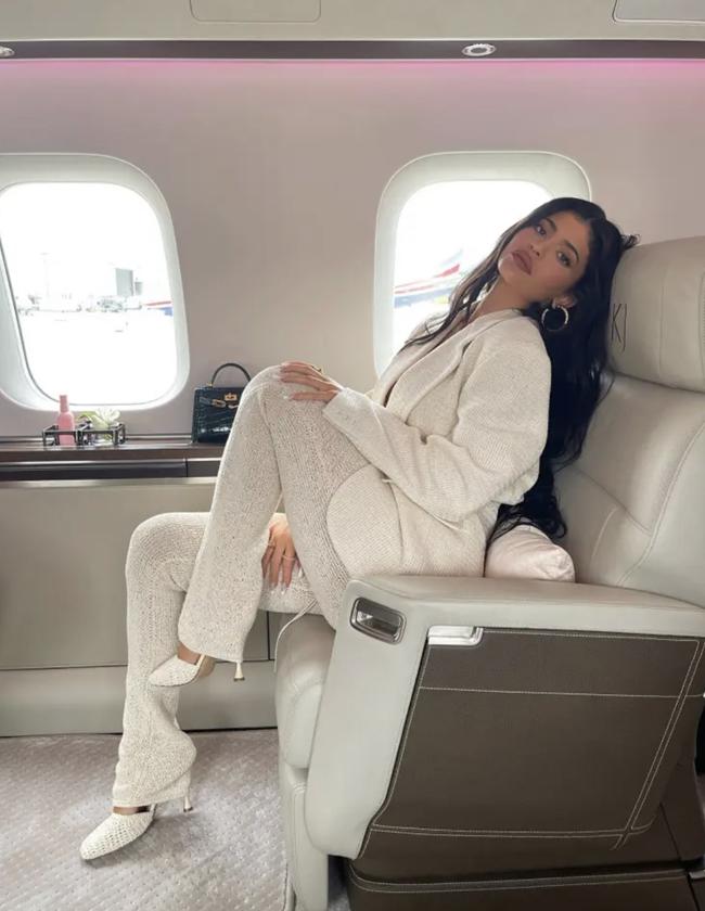 Kylie Jenner買下私人飛機還打造成白+粉紅色。