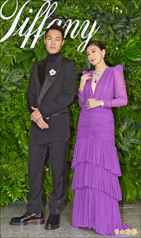 賈靜雯（右）、楊祐寧受邀出席Tiffany植物綺境高級珠寶展。（記者潘少棠攝）