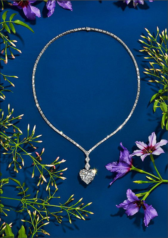 重逾20克拉心型鑽石項鍊，是本次展出中造價最高之作，超過台幣2億元。