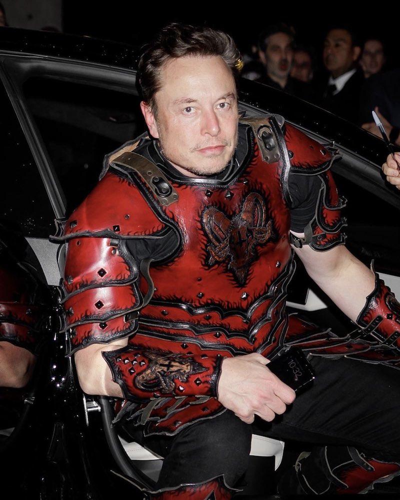 Elon Musk的紅色盔甲要價不菲。（截自twitter）