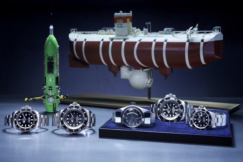 前方，由左至右：Oyster Perpetual Rolex Deepsea（2008）、Oyster Perpetual Deepsea Challenge（2022）、Deep Sea Special（1960）、Rolex Deepsea Challenge（2012）及Oyster Perpetual Submariner（1986）。後方，由左至右：深海挑戰者號潛艇及深海潛艇的里雅斯特號的模型。