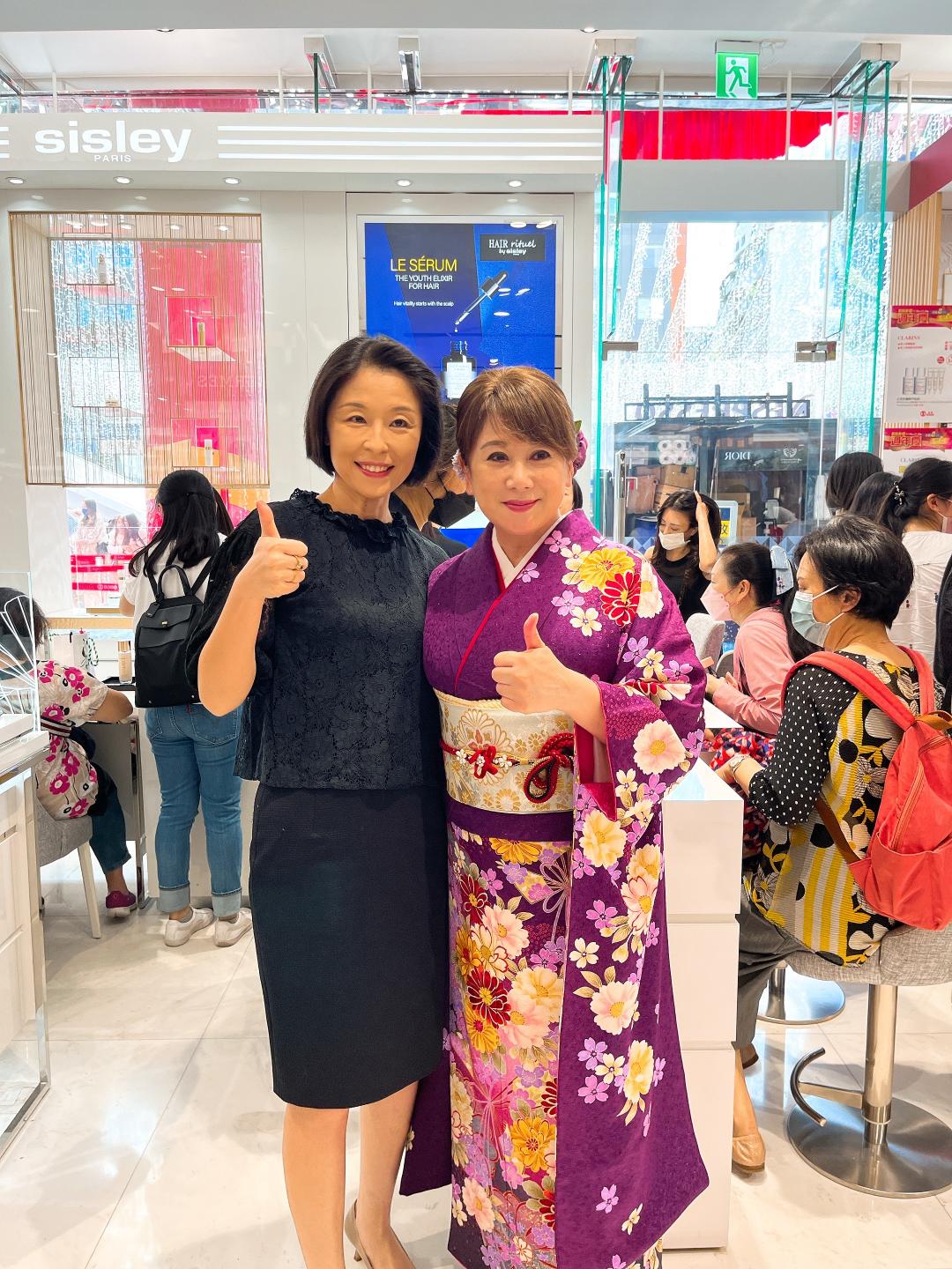 SOGO董事長黃晴雯(右)看好今年疫情解封後的化妝品業績；左為Sisley台灣總經理 龍姵妏。