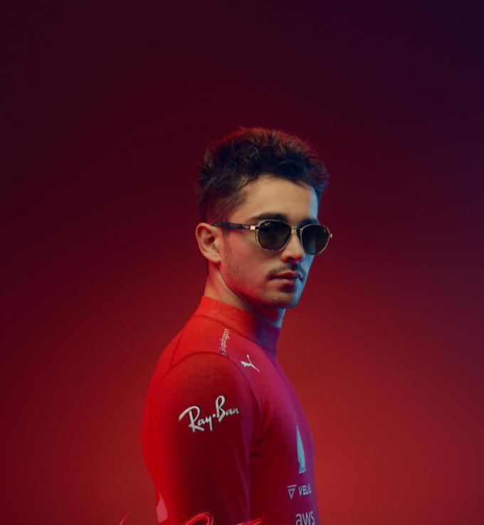 Charles Leclerc佩戴的是Ray-Ban摩納哥和西班牙大獎賽2022年限量版。