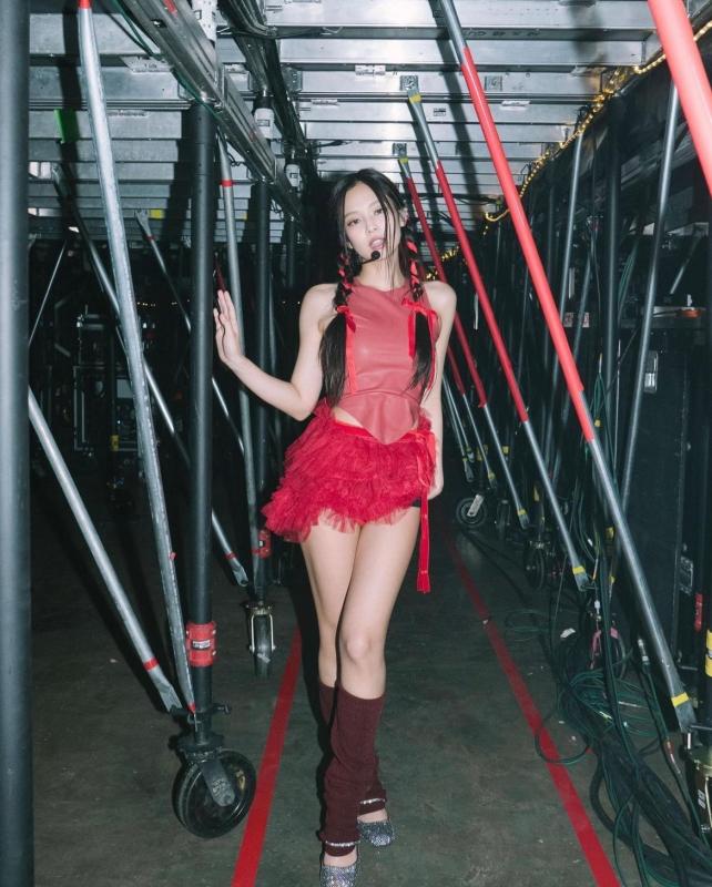 Jennie的演唱會造型超吸睛。（截自jennie IG）