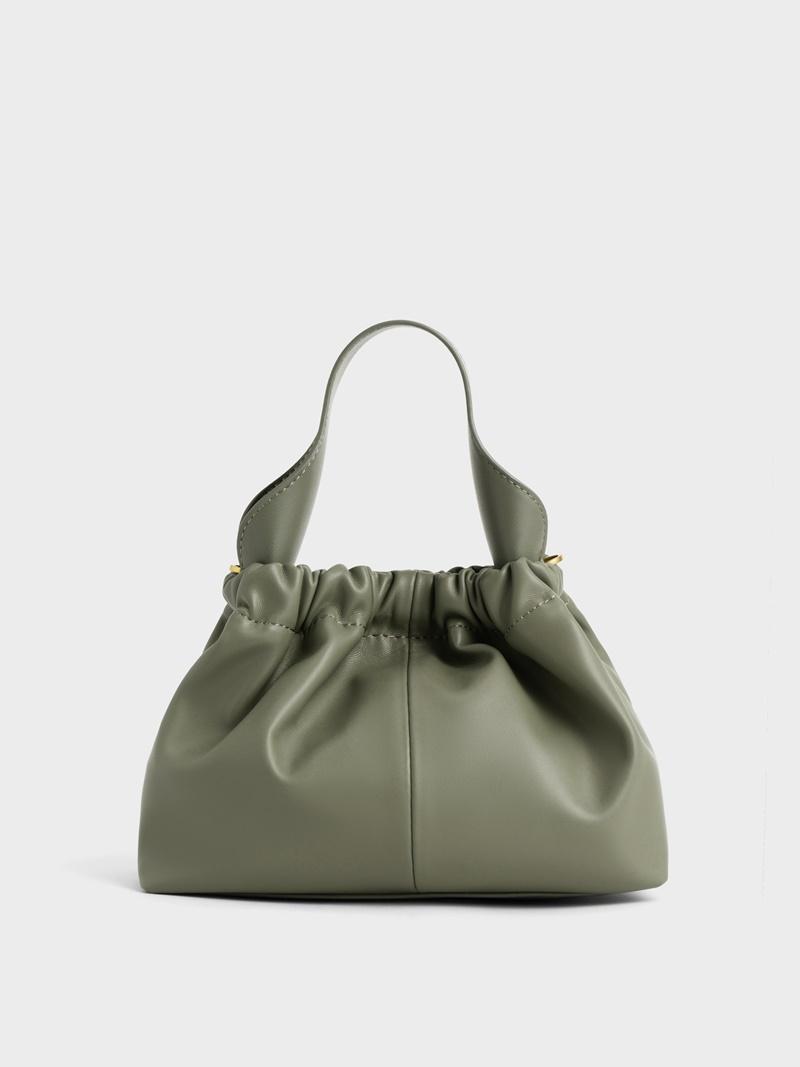 CHARLES & KEITH x CHIAO CHIAO TZENG大使精選系列，Ally抓縐軟質包，1,890元。