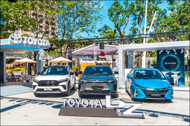 TOYOTA碳中和品牌形象館現場展示不同的電動化車款，邀民眾共賞。