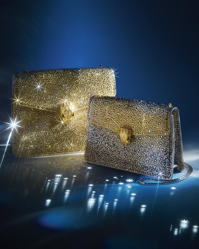 BVLGARI Serpenti Forever 金粉水晶麂皮肩背包，約141,900元（Size：20X15X4.5cm）、星塵水晶麂皮迷你斜背包，約115,700元（Size：17x11x5cm）。