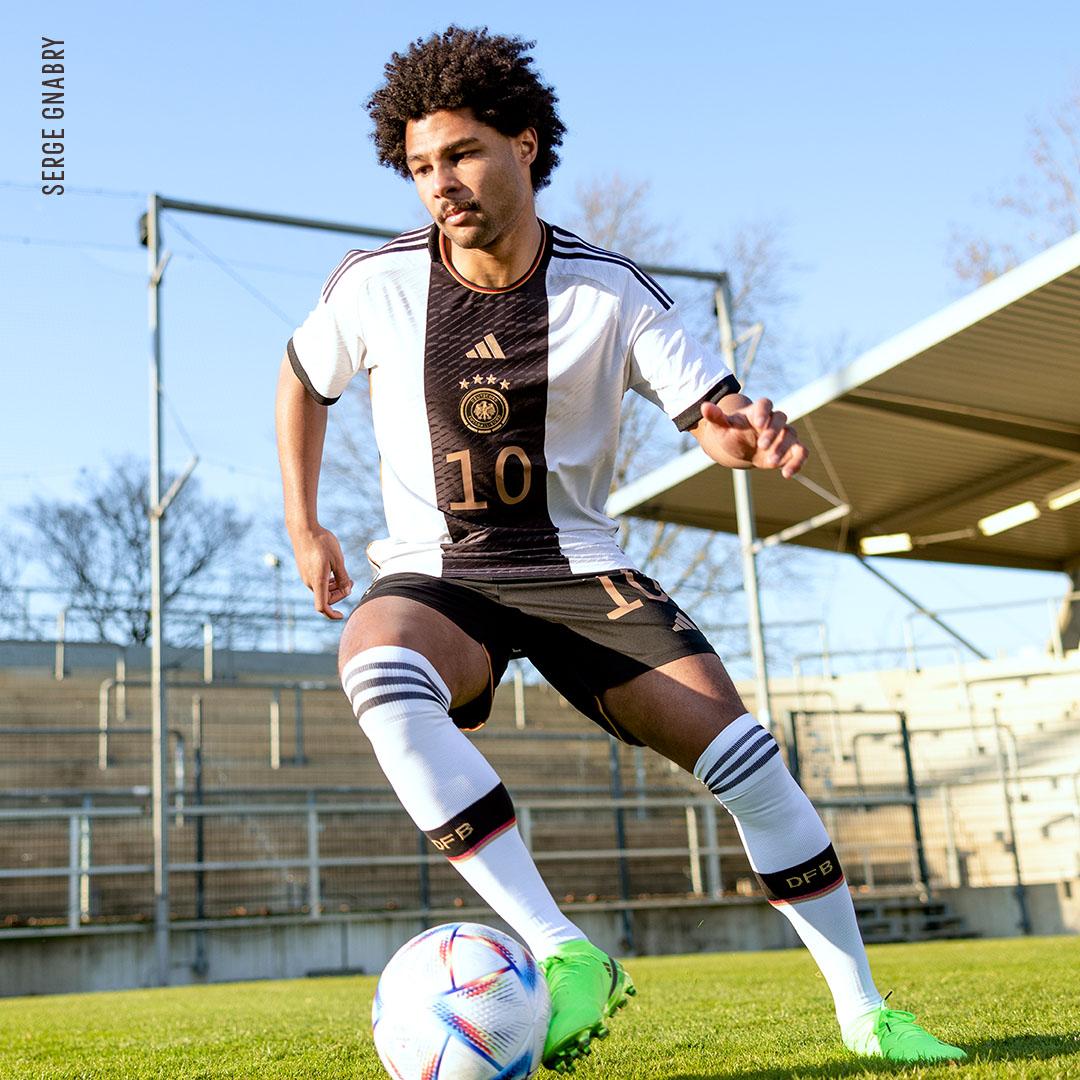 德國隊球衣胸前的四顆金星，代表著過去四度拿下世足賽冠軍的輝煌戰績，adidas球員版球衣4,590元。