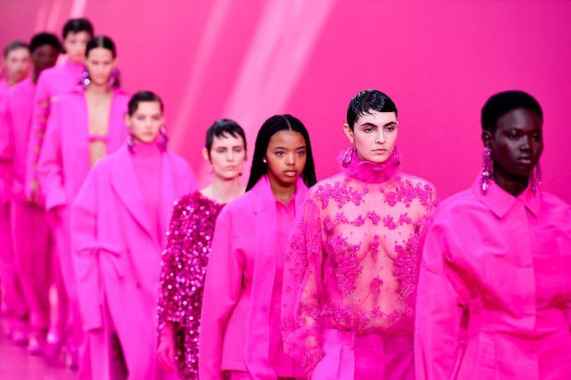 Valentino 2022秋冬的「PINK PP」是眾多女星登上紅毯時的首選。（路透）