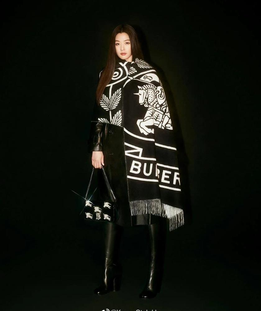 全智賢為Burberry拍攝全新形象照，展現女王氣勢。