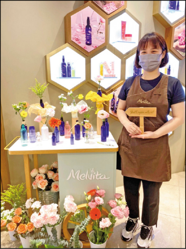 MELVITA北市中山區「南京門市」化身迷你花坊，讓民眾可以體驗花束DIY。