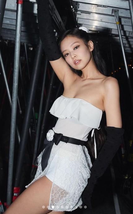 Jennie穿上全套Chanel大秀性感。