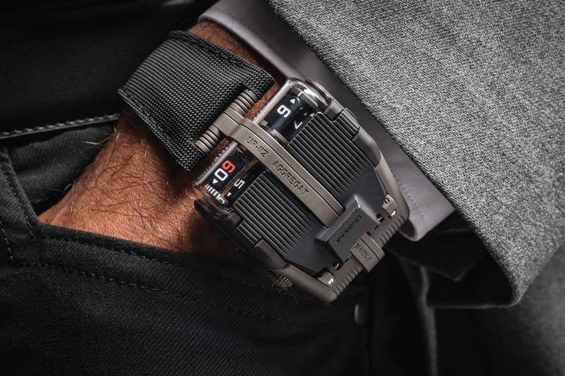 Urwerk UR-112 Aggregat雙色腕錶，鈦金屬錶殼，自動上鍊機芯，時分秒顯示、動力儲存，防水深度30米，全球限量25只，8,800,000元。