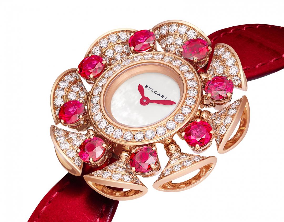 BVLGARI DIVAS’ DREAM珠寶腕錶鑽石與紅寶石款，錶徑33mm，約2,222,000元。