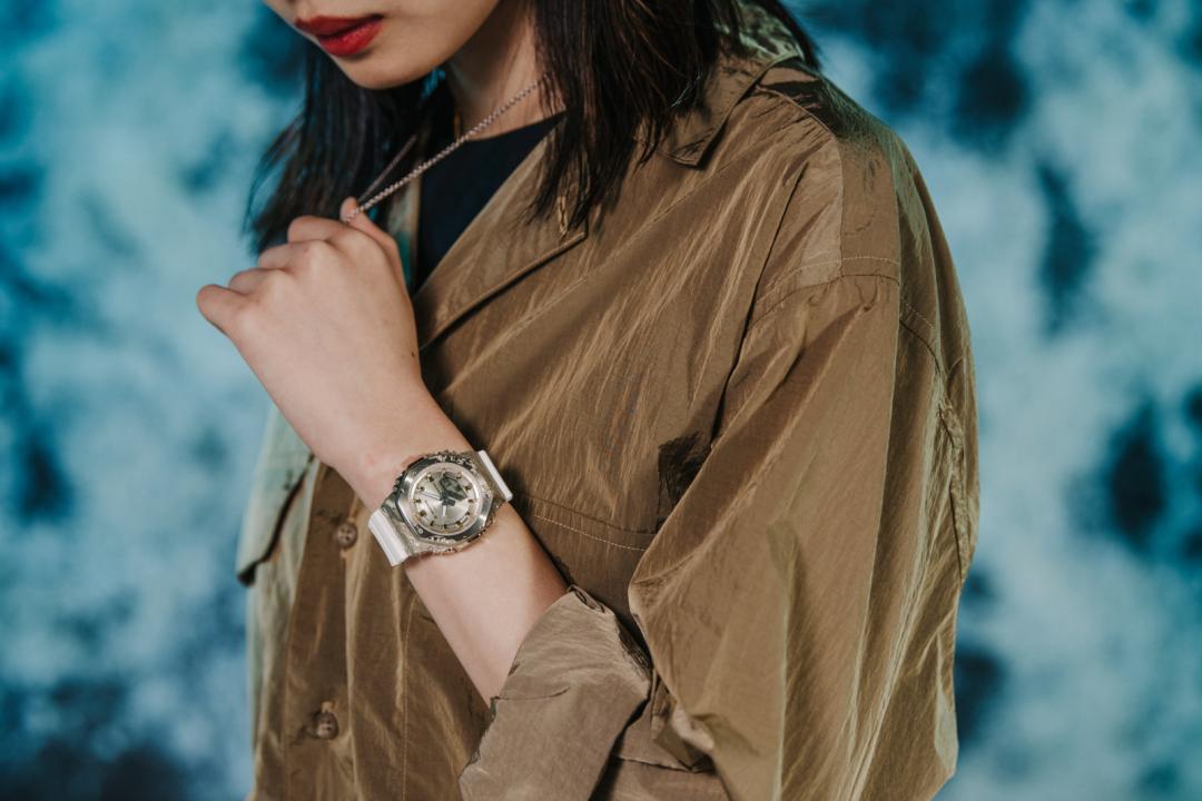 女錶GM-S2140GEM-9A以方解石為外觀原型，8,000元。