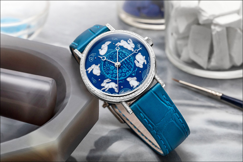 Breguet Classique 9075兔年限定版腕錶，18K白金錶殼，自動上鍊機芯，時分秒顯示，錶徑33.5mm，防水深度30米，價格店洽，限量8只。