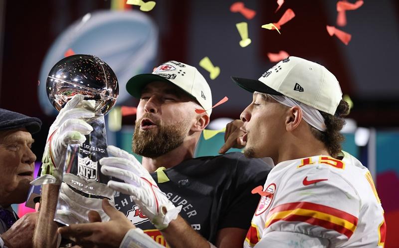 薩斯酋長隊Travis Kelce（左）、Patrick Mahomes（右）手捧Tiffany打造的超級盃冠軍獎盃。（歐新社）