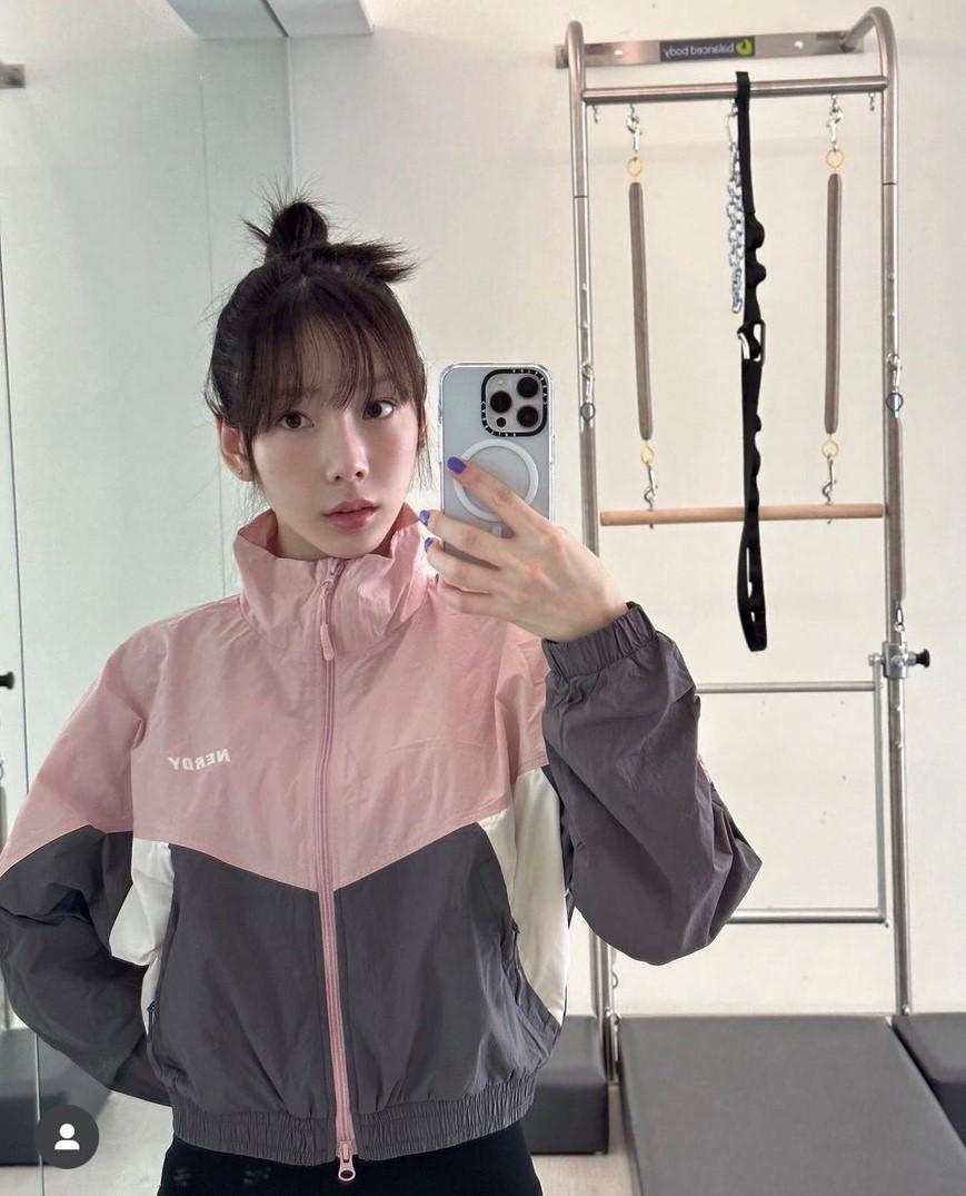 太妍搭配代言潮流運動品牌Nerdy的運動外套。
