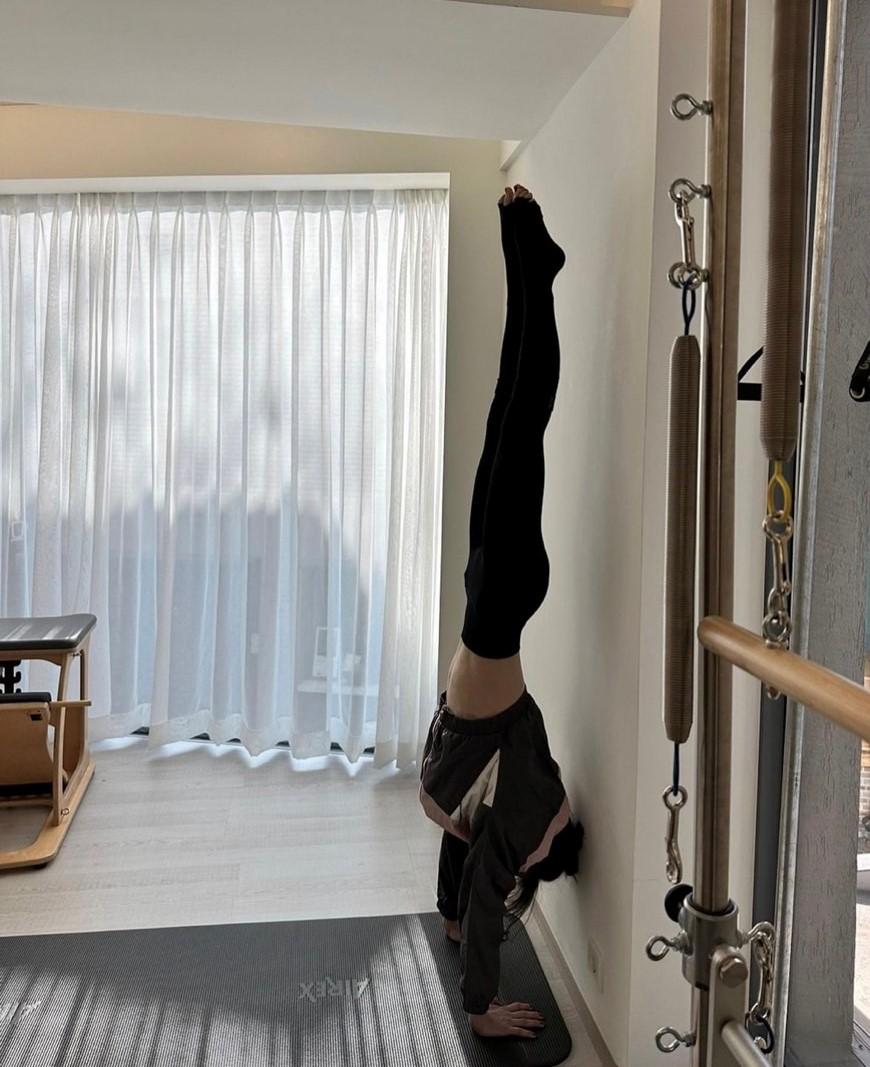 從側面看太妍的身材完美展現標誌S線條。