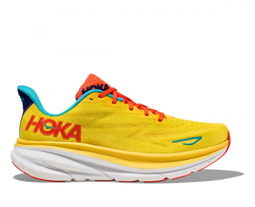 HOKA Clifton 9男款，百香果黃，4,880元。