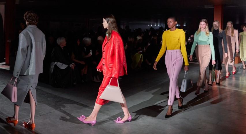 〈2023米蘭時裝週〉Prada改造制服美感樣貌　立體花卉點綴繁盛精巧